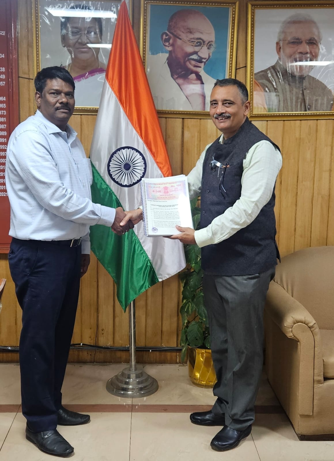 CDR SHANTANU BOSE, IN (RETD.), D(S), GRSE, & SHRI N. MURUGANANDAM, DG, LIGHTHOUSE AND LIGHTSHIPS SIGNED THE CONTRACT FOR MAJOR REFIT OF LIGHTSHIP INDIRA POINT ON 21 MAY 25 - Thumbnail