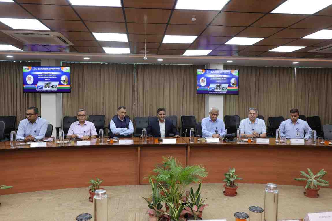 ADG DONNY MICHAEL, PTM, TM(G), COAST GUARD COMMANDER (EASTERN SEABOARD) VISITS GRSE ON 09 MAY  - Thumbnail