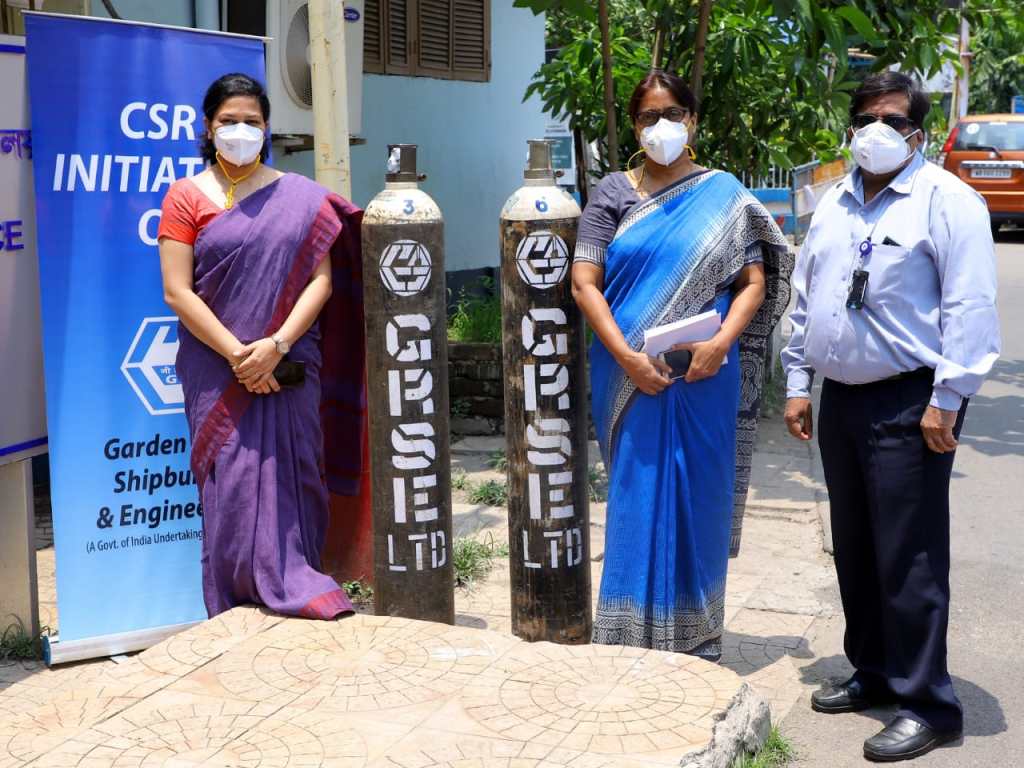 Image 1 - GRSE hands over 50 Medical Oxygen Cylinders to ADM, South 24 Parganas