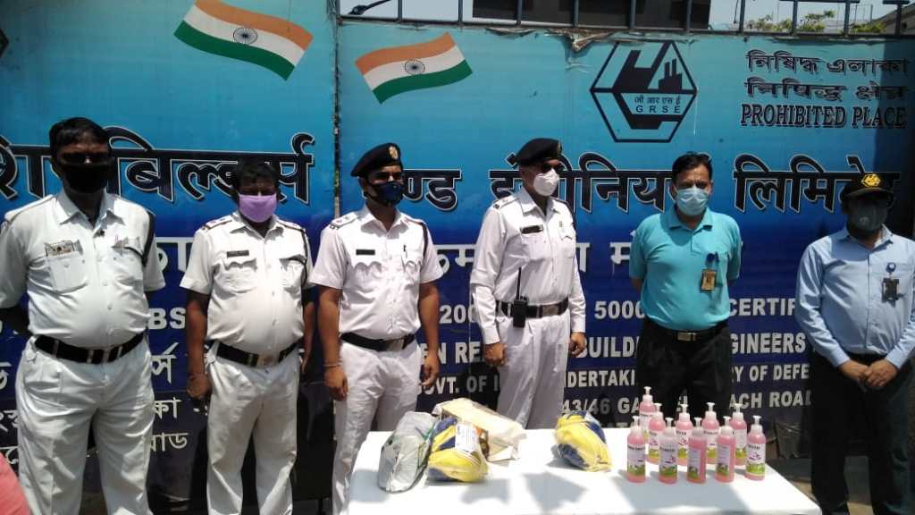 Image 1 - GRSE contributed to PM Fund Cares & handed over masks & Lifebuoy soaps to the Chairman, Borough XV,for distribution among the underprivileged population of Metiabruz