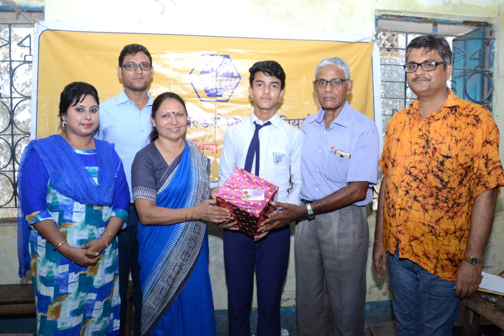 Image 2 - Hindi Competitions in schools to promote use of Official Language 28.04.17– ADARSH HINDI HIG SCHOOL, Kolkata – Hindi Essay Competition