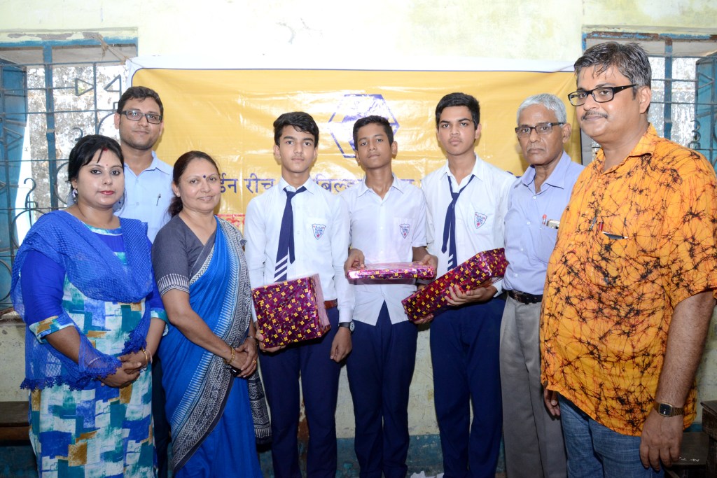 Image 4 - Hindi Competitions in schools to promote use of Official Language 28.04.17– ADARSH HINDI HIG SCHOOL, Kolkata – Hindi Essay Competition