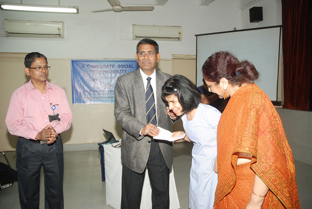 Image 5 - Presentation of cheque to IICP