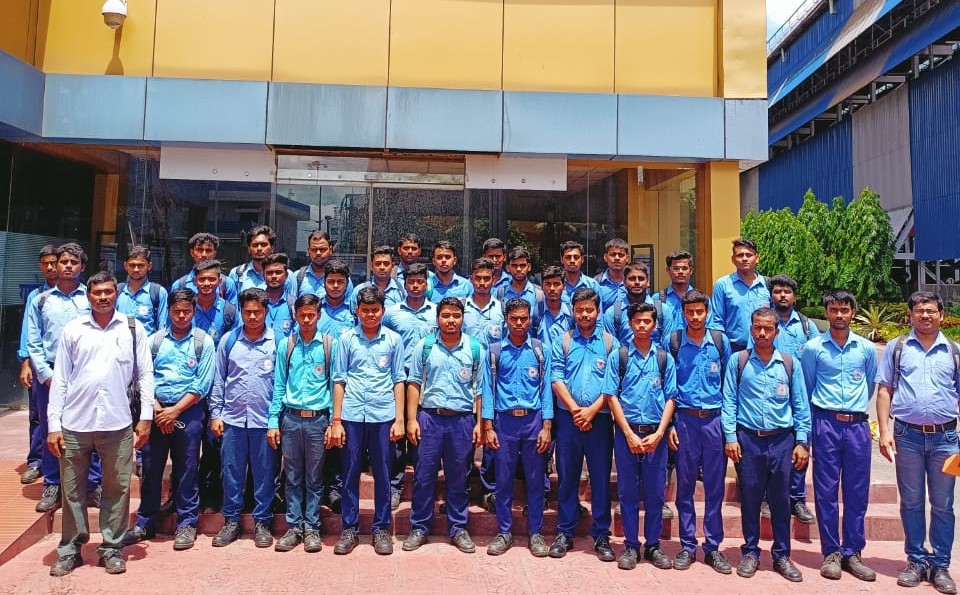 Image 1 - Students from Ramakrishna Mission Shilpavidyalaya, Industrial Training Institute, Belurmath visited GRSE